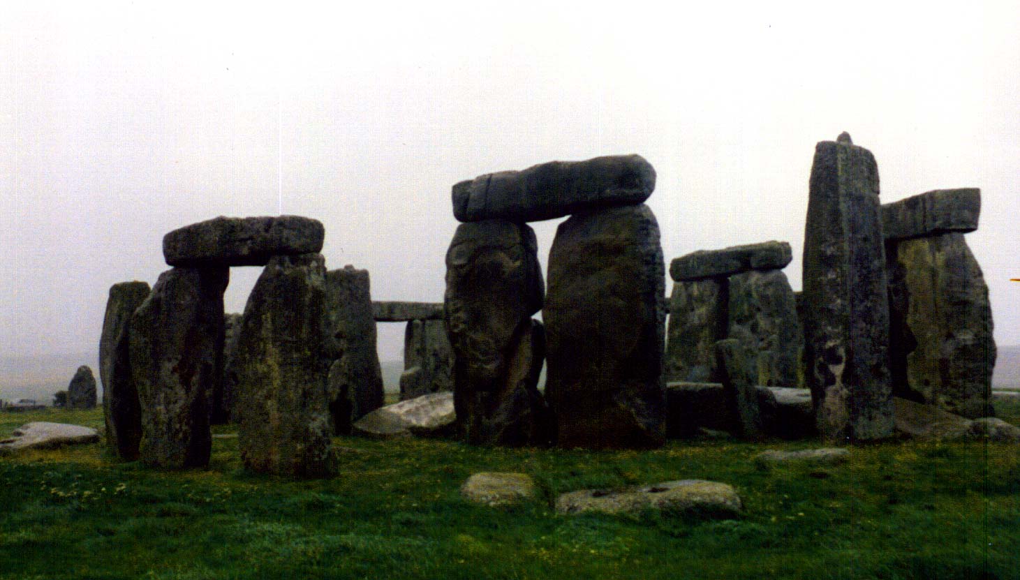Stonehenge_1.jpg (165421 bytes)